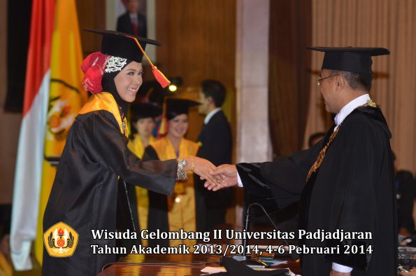 wisuda-unpad-gel-ii-ta-2013_2014-fakultas-mipa-oleh-rektor-171