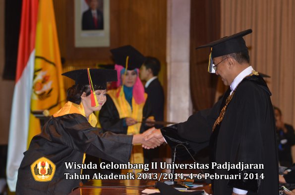 wisuda-unpad-gel-ii-ta-2013_2014-fakultas-mipa-oleh-rektor-173