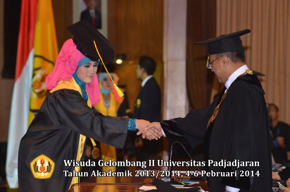 wisuda-unpad-gel-ii-ta-2013_2014-fakultas-mipa-oleh-rektor-174