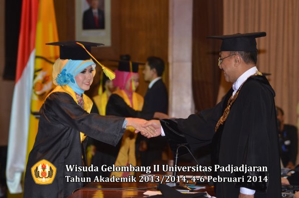 wisuda-unpad-gel-ii-ta-2013_2014-fakultas-mipa-oleh-rektor-175