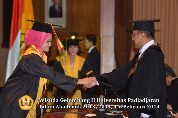 wisuda-unpad-gel-ii-ta-2013_2014-fakultas-mipa-oleh-rektor-176