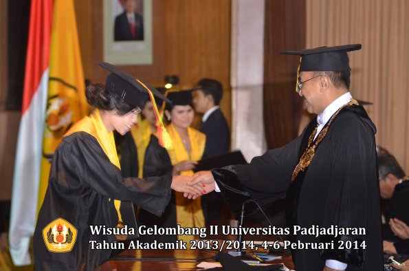 wisuda-unpad-gel-ii-ta-2013_2014-fakultas-mipa-oleh-rektor-177