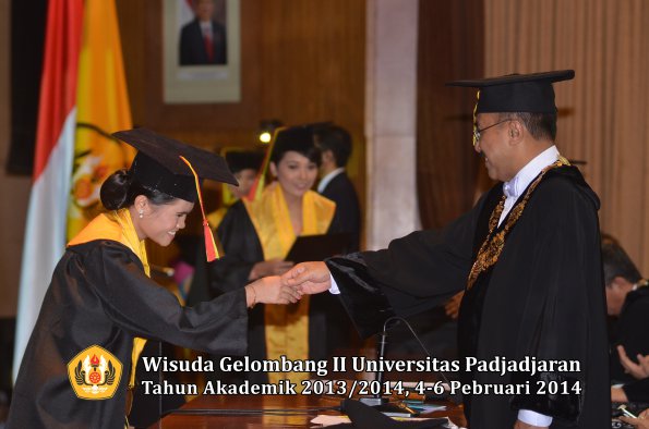 wisuda-unpad-gel-ii-ta-2013_2014-fakultas-mipa-oleh-rektor-178