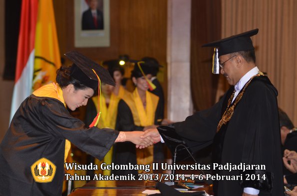 wisuda-unpad-gel-ii-ta-2013_2014-fakultas-mipa-oleh-rektor-179