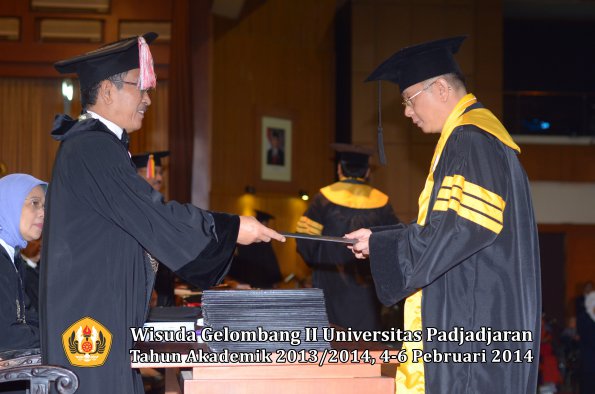 wisuda-unpad-gel-ii-ta-2013_2014-program-pasca-oleh-rektor-008