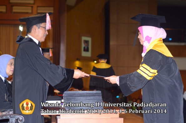 wisuda-unpad-gel-ii-ta-2013_2014-program-pasca-oleh-rektor-009