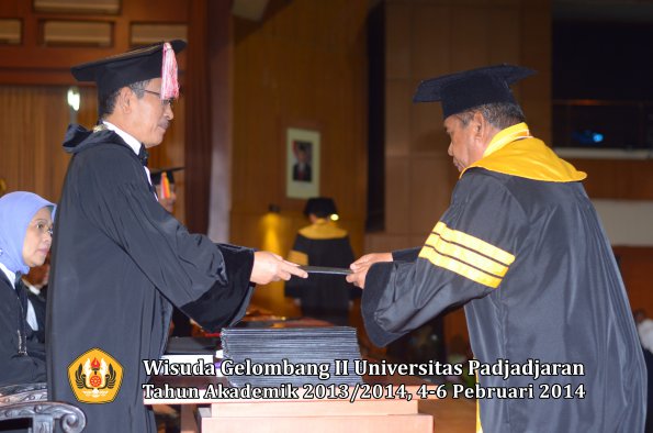 wisuda-unpad-gel-ii-ta-2013_2014-program-pasca-oleh-rektor-014