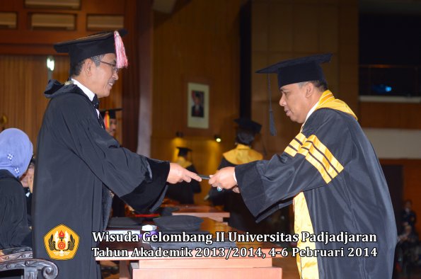 wisuda-unpad-gel-ii-ta-2013_2014-program-pasca-oleh-rektor-037