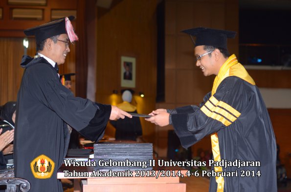 wisuda-unpad-gel-ii-ta-2013_2014-program-pasca-oleh-rektor-043