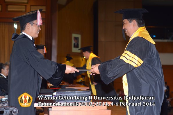 wisuda-unpad-gel-ii-ta-2013_2014-program-pasca-oleh-rektor-053