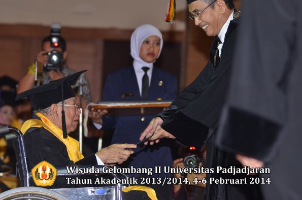 wisuda-unpad-gel-ii-ta-2013_2014-program-pasca-oleh-rektor-055