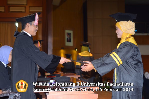 wisuda-unpad-gel-ii-ta-2013_2014-program-pasca-oleh-rektor-071