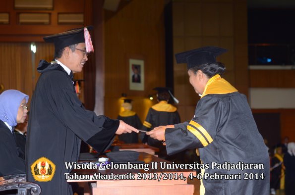 wisuda-unpad-gel-ii-ta-2013_2014-program-pasca-oleh-rektor-073