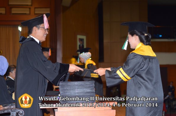 wisuda-unpad-gel-ii-ta-2013_2014-program-pasca-oleh-rektor-080