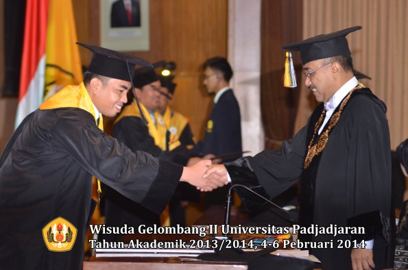 wisuda-unpad-gel-ii-ta-2013_2014-program-pasca-oleh-rektor-003