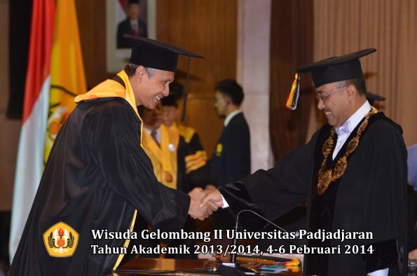 wisuda-unpad-gel-ii-ta-2013_2014-program-pasca-oleh-rektor-007