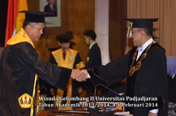 wisuda-unpad-gel-ii-ta-2013_2014-program-pasca-oleh-rektor-012