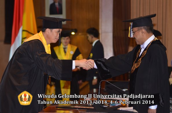 wisuda-unpad-gel-ii-ta-2013_2014-program-pasca-oleh-rektor-016