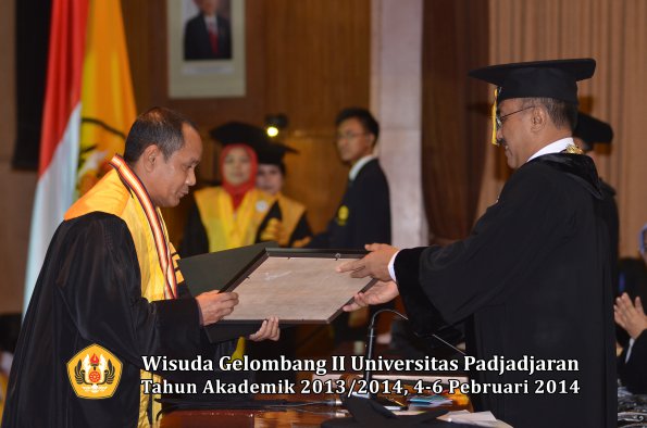 wisuda-unpad-gel-ii-ta-2013_2014-program-pasca-oleh-rektor-021