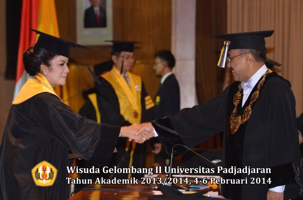 wisuda-unpad-gel-ii-ta-2013_2014-program-pasca-oleh-rektor-024