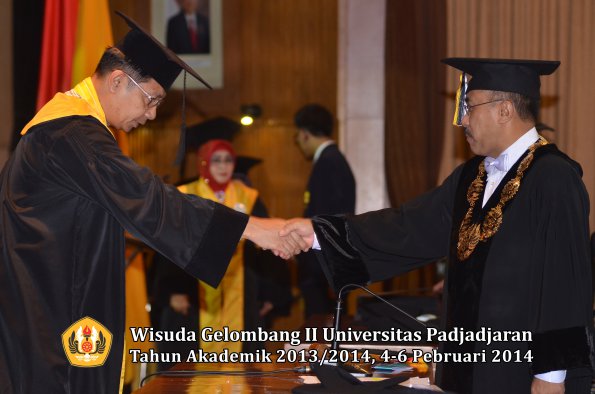 wisuda-unpad-gel-ii-ta-2013_2014-program-pasca-oleh-rektor-025