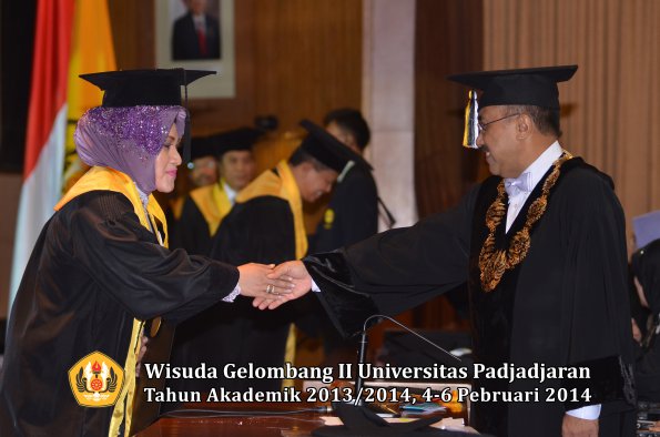 wisuda-unpad-gel-ii-ta-2013_2014-program-pasca-oleh-rektor-027