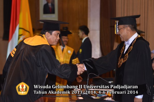 wisuda-unpad-gel-ii-ta-2013_2014-program-pasca-oleh-rektor-029