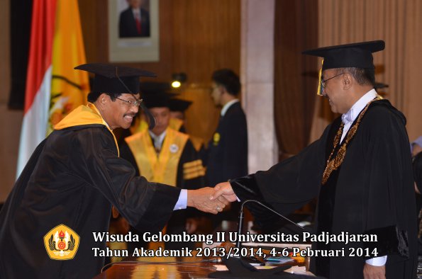 wisuda-unpad-gel-ii-ta-2013_2014-program-pasca-oleh-rektor-030
