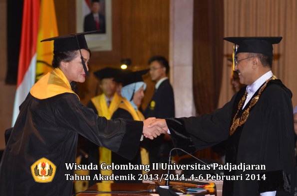 wisuda-unpad-gel-ii-ta-2013_2014-program-pasca-oleh-rektor-035