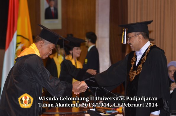 wisuda-unpad-gel-ii-ta-2013_2014-program-pasca-oleh-rektor-037