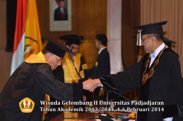 wisuda-unpad-gel-ii-ta-2013_2014-program-pasca-oleh-rektor-039
