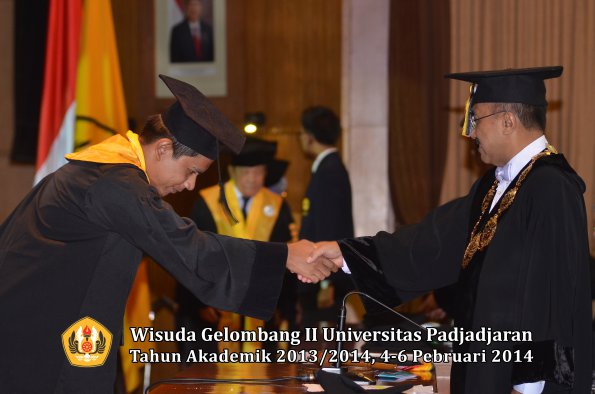 wisuda-unpad-gel-ii-ta-2013_2014-program-pasca-oleh-rektor-041