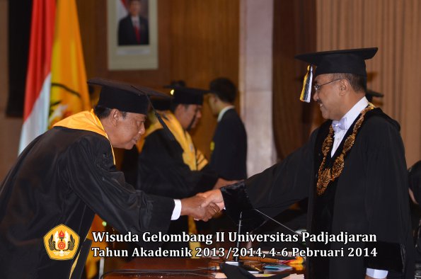 wisuda-unpad-gel-ii-ta-2013_2014-program-pasca-oleh-rektor-046