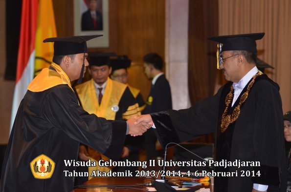 wisuda-unpad-gel-ii-ta-2013_2014-program-pasca-oleh-rektor-047