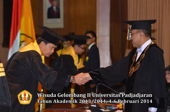 wisuda-unpad-gel-ii-ta-2013_2014-program-pasca-oleh-rektor-048