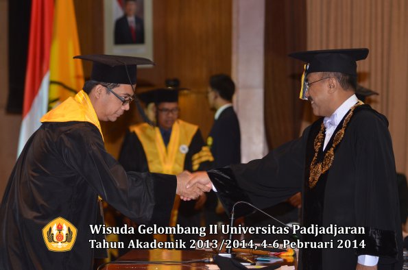wisuda-unpad-gel-ii-ta-2013_2014-program-pasca-oleh-rektor-049