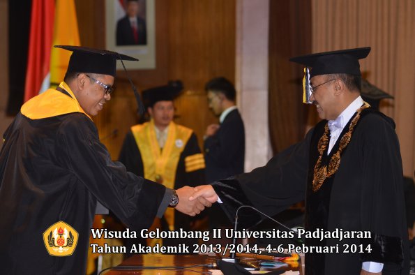 wisuda-unpad-gel-ii-ta-2013_2014-program-pasca-oleh-rektor-050