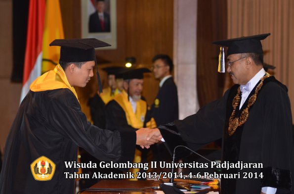 wisuda-unpad-gel-ii-ta-2013_2014-program-pasca-oleh-rektor-051