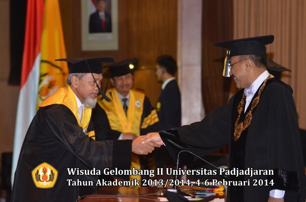 wisuda-unpad-gel-ii-ta-2013_2014-program-pasca-oleh-rektor-052