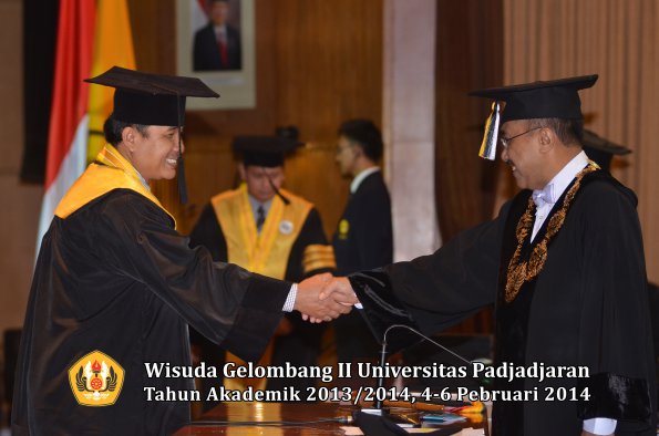 wisuda-unpad-gel-ii-ta-2013_2014-program-pasca-oleh-rektor-053