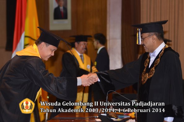 wisuda-unpad-gel-ii-ta-2013_2014-program-pasca-oleh-rektor-054