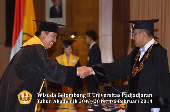 wisuda-unpad-gel-ii-ta-2013_2014-program-pasca-oleh-rektor-055