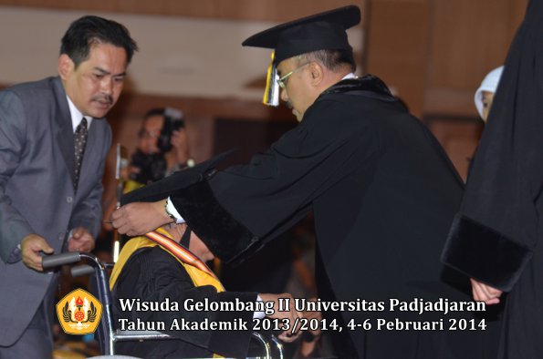 wisuda-unpad-gel-ii-ta-2013_2014-program-pasca-oleh-rektor-057