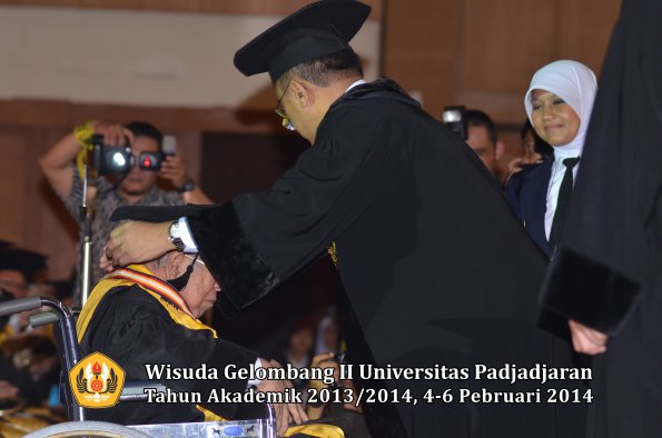 wisuda-unpad-gel-ii-ta-2013_2014-program-pasca-oleh-rektor-058