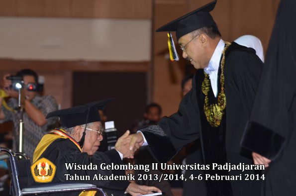 wisuda-unpad-gel-ii-ta-2013_2014-program-pasca-oleh-rektor-059