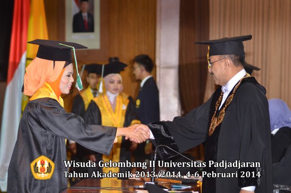wisuda-unpad-gel-ii-ta-2013_2014-program-pasca-oleh-rektor-060