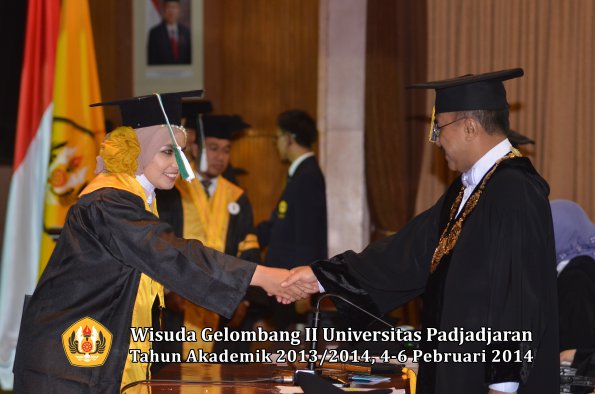 wisuda-unpad-gel-ii-ta-2013_2014-program-pasca-oleh-rektor-061