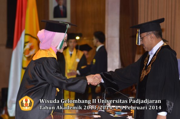 wisuda-unpad-gel-ii-ta-2013_2014-program-pasca-oleh-rektor-064