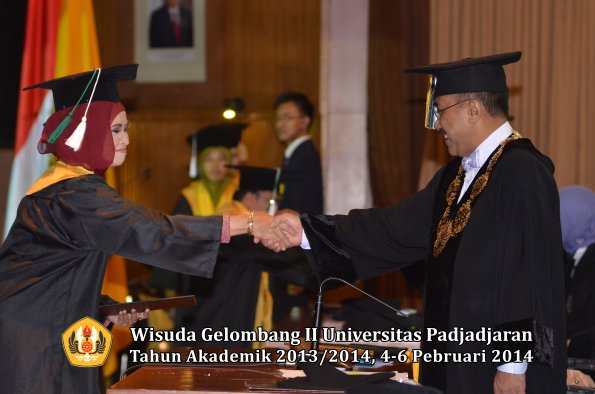 wisuda-unpad-gel-ii-ta-2013_2014-program-pasca-oleh-rektor-072