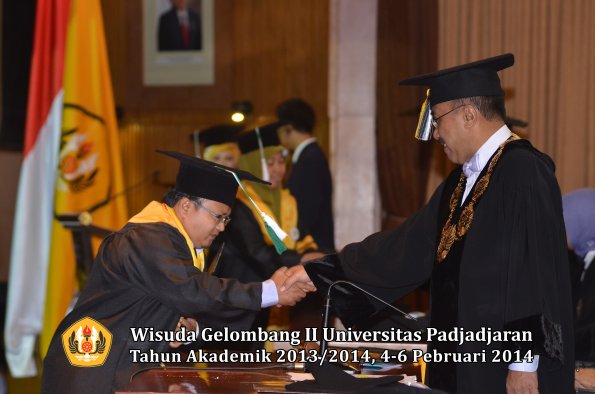 wisuda-unpad-gel-ii-ta-2013_2014-program-pasca-oleh-rektor-073